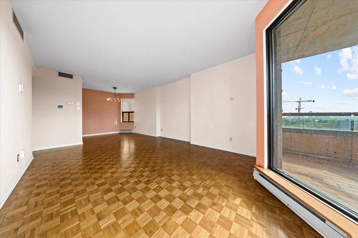Ottawa Centre, ON K1R 7X2,556 Laurier AVE W #601