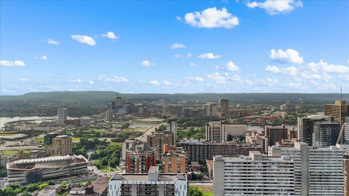 Ottawa Centre, ON K1R 7X2,556 Laurier AVE W #601