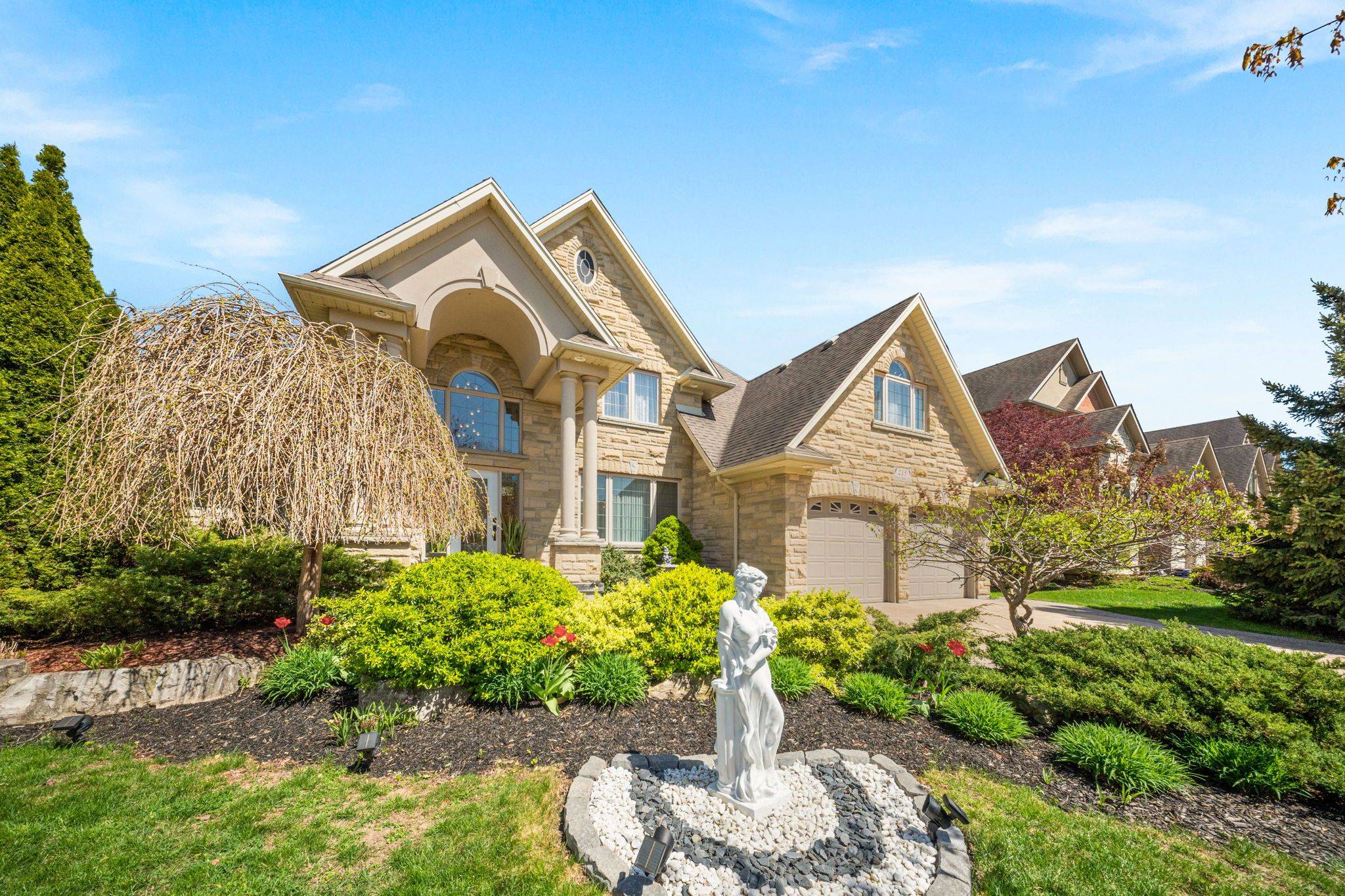 Kitchener, ON N2P 2W8,215 Black Maple CT