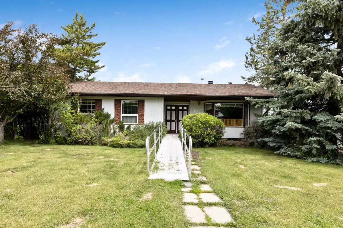 Diamond Valley, AB T0L 2A0,218 Royal AVE