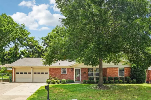 1012 Livingston Drive, Hurst, TX 76053