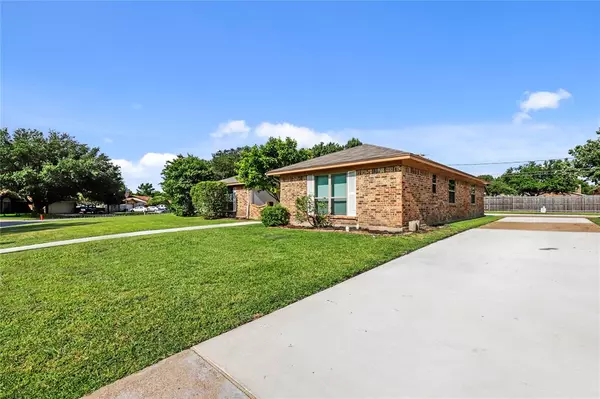 Benbrook, TX 76126,936 Cottonwood Trail