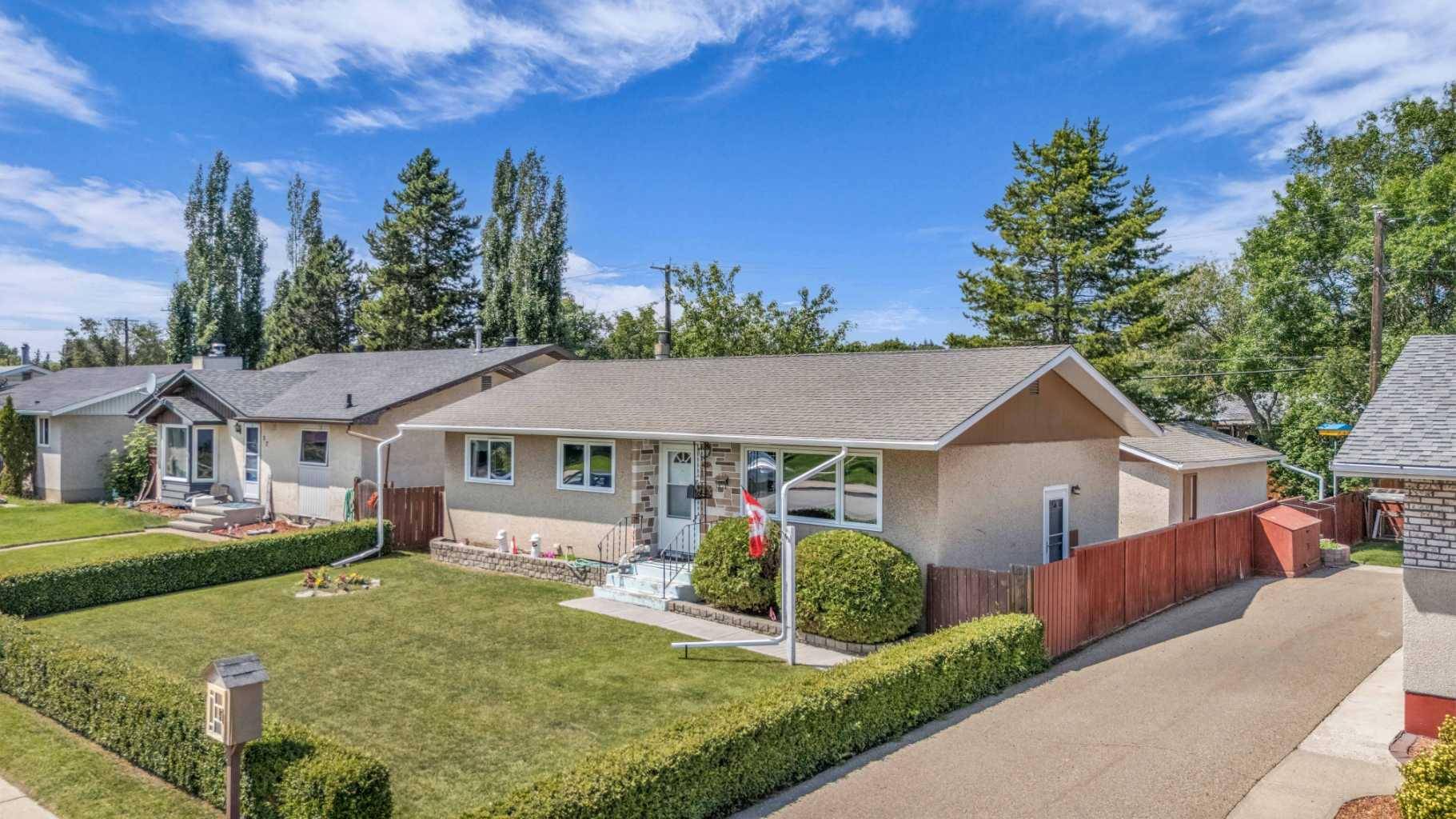 Red Deer, AB T4N 4Y9,25 Fairway AVE