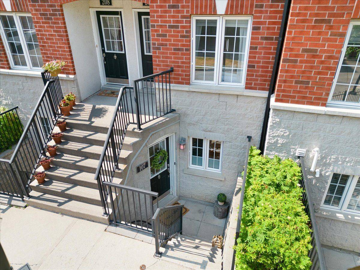 Toronto C01, ON M6H 4A4,262 St Helens AVE #107