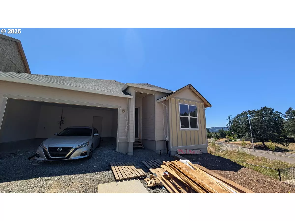 Newberg, OR 97132,996 E RORK CT