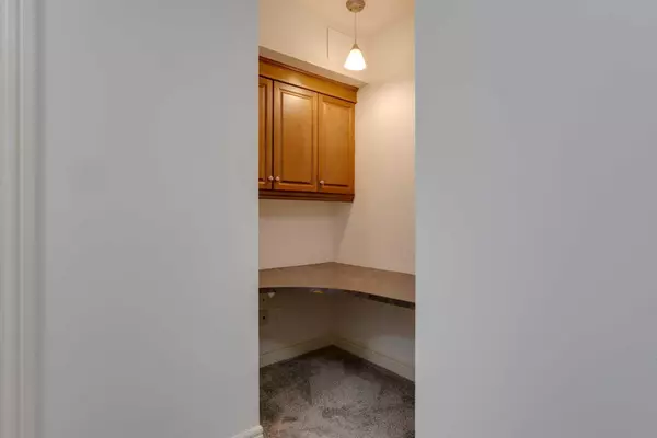 Calgary, AB T2P 0C3,910 5 AVE SW #1104