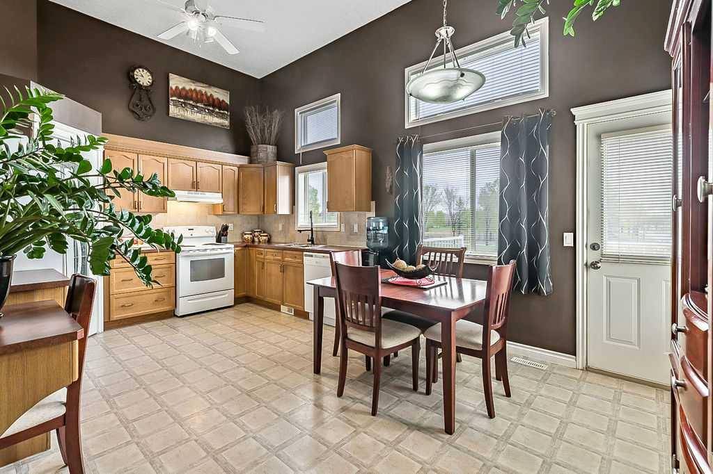 Okotoks, AB T1S 2B5,100 Crystal Shores CV