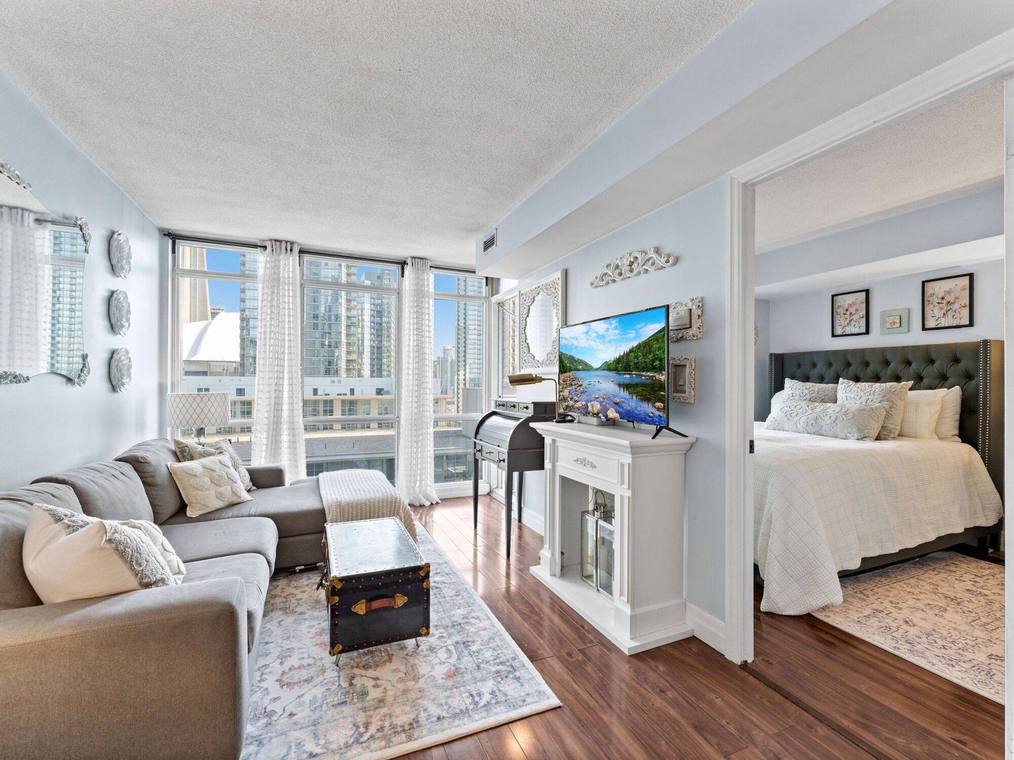 Toronto C01, ON M5V 3Y4,15 Fort York BLVD E #1208