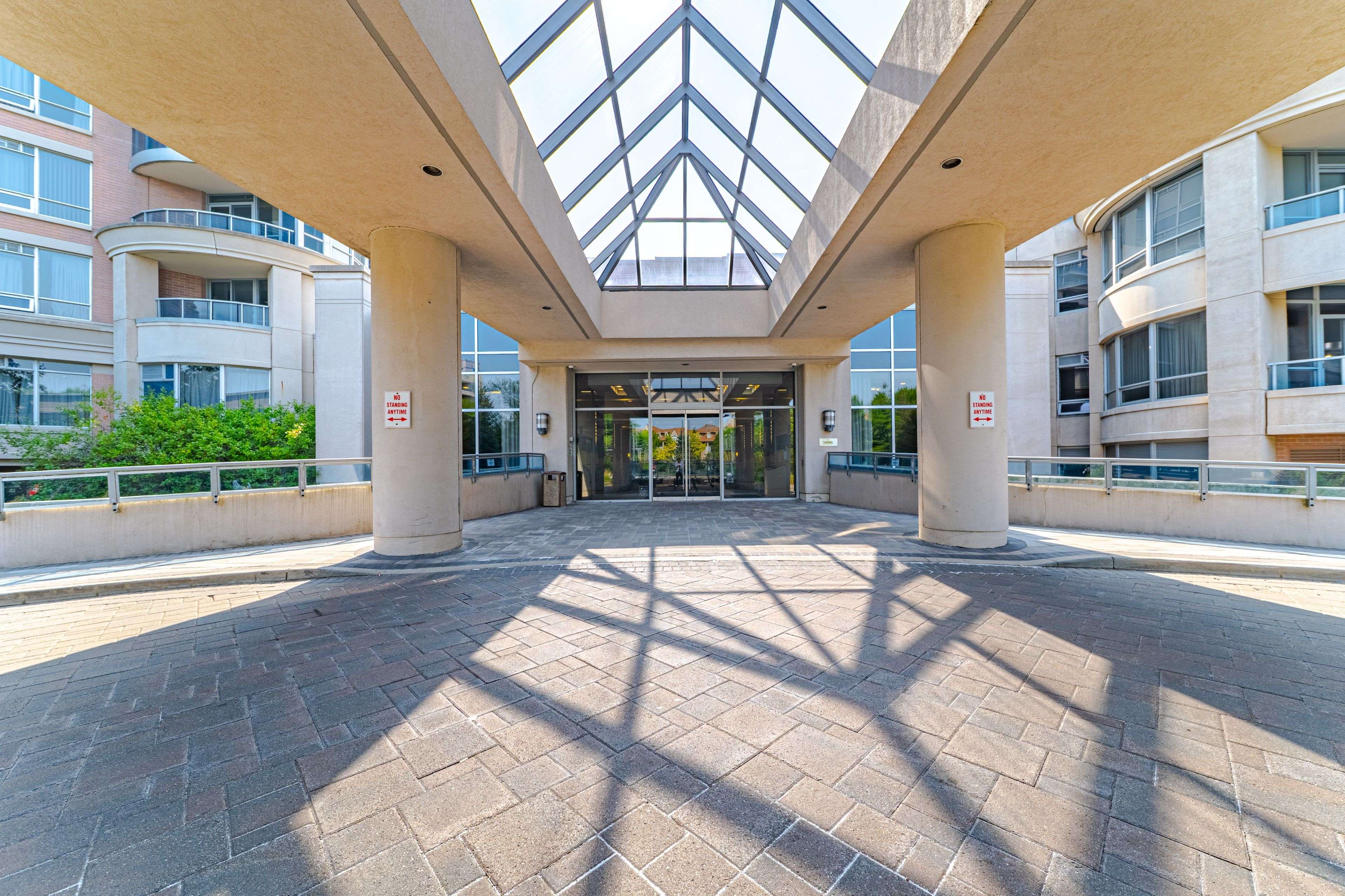 Markham, ON L3R 8A6,33 Cox BLVD #727