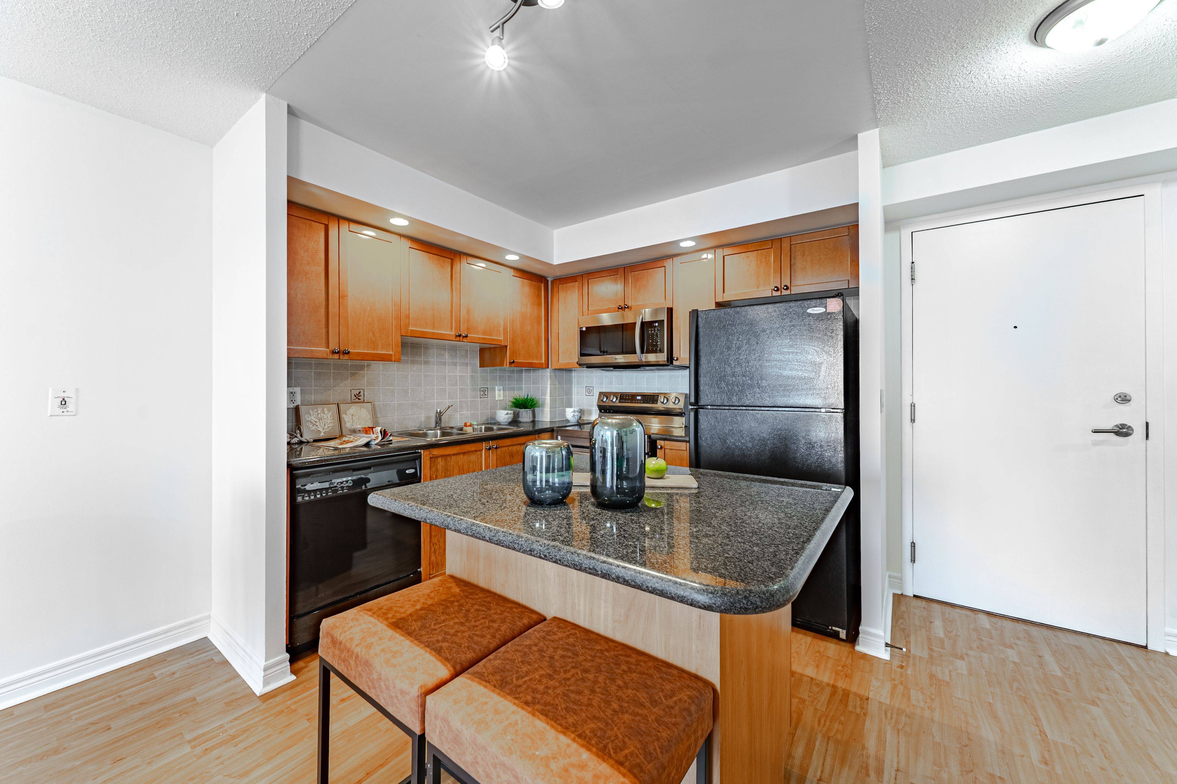Markham, ON L3R 8A6,33 Cox BLVD #727