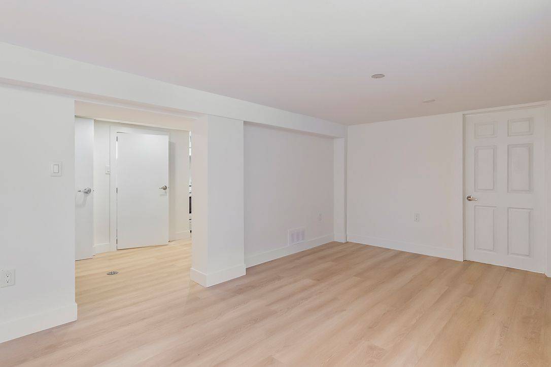Mississauga, ON L5H 1L6,206 Queen ST W #Lower