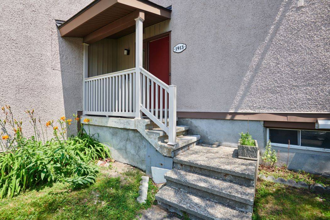 Cyrville - Carson Grove - Pineview, ON K1B 4N7,1913 Stonehenge CRES S #92