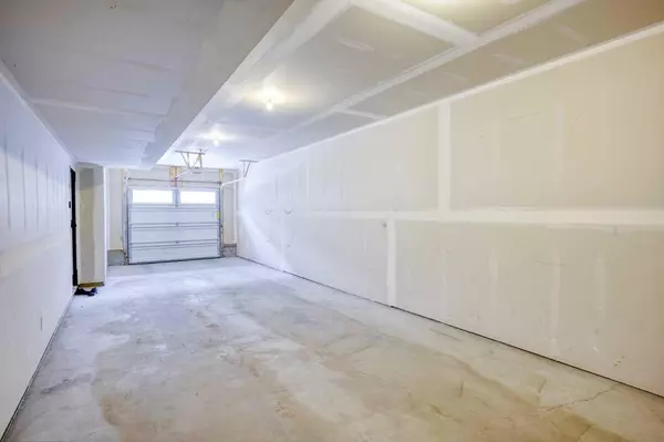 Calgary, AB T3B 6J1,81 Greenbriar PL NW #222