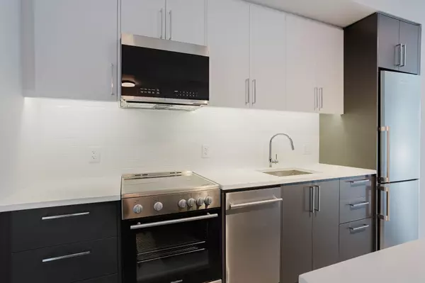 Toronto C01, ON M5S 2H8,664 Spadina AVE #215