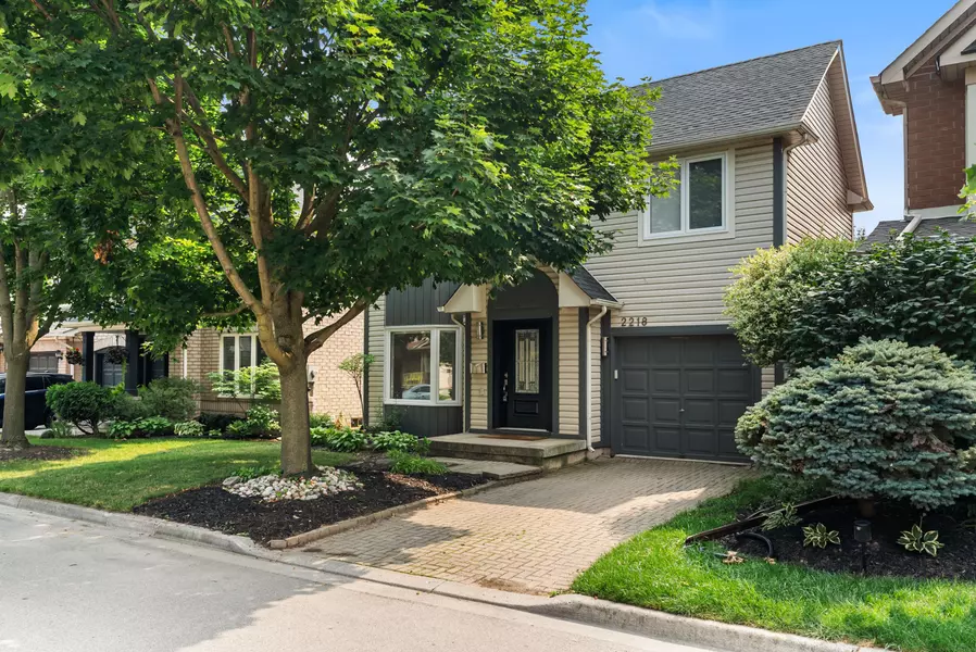2218 Bluegrass LN, Burlington, ON L7L 6L5