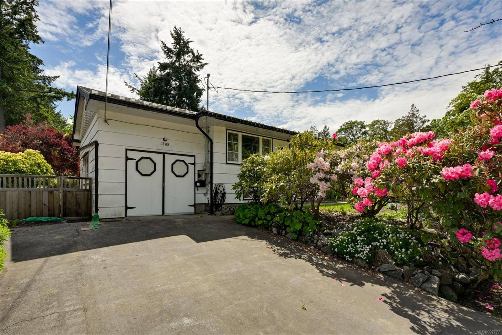Saanich, BC V8P 1Y8,1233 Tattersall Dr