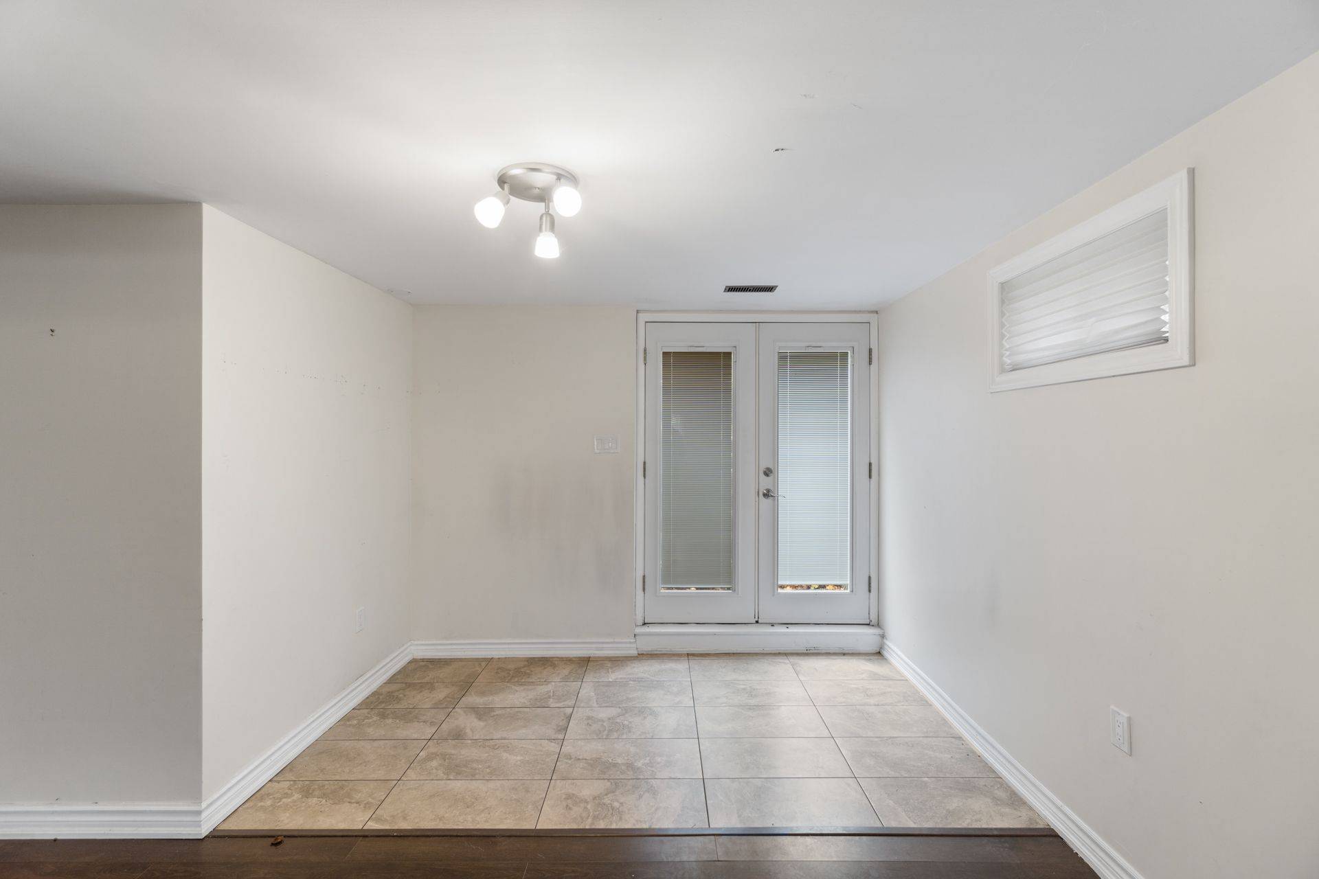 Newmarket, ON L3Y 5J1,301 Banksia CT #Lower