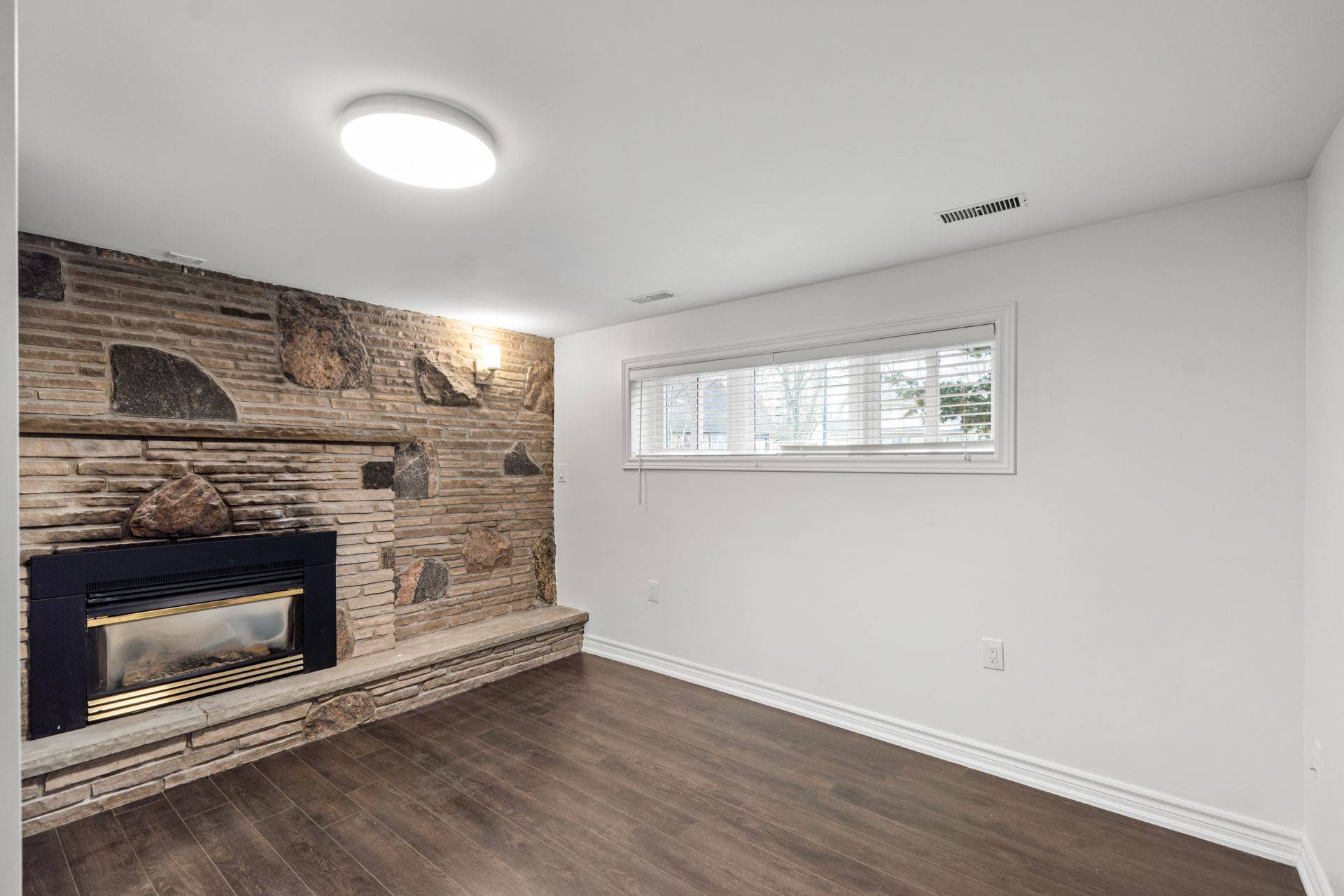 Newmarket, ON L3Y 5J1,301 Banksia CT #Lower