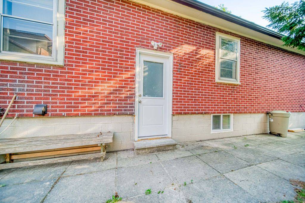 Richmond Hill, ON L4C 4L5,82 Oxford ST #Basement