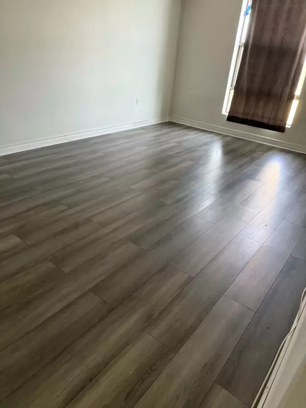 Brampton, ON L6T 3Y1,21 Knightsbridge RD #406