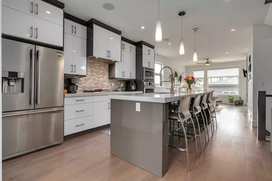 944 43 ST SW, Calgary, AB T3C 1Z7
