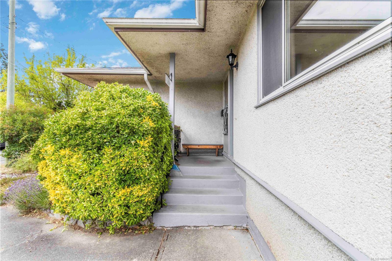 Saanich, BC V8Z 3Z3,4141 Birtles Ave