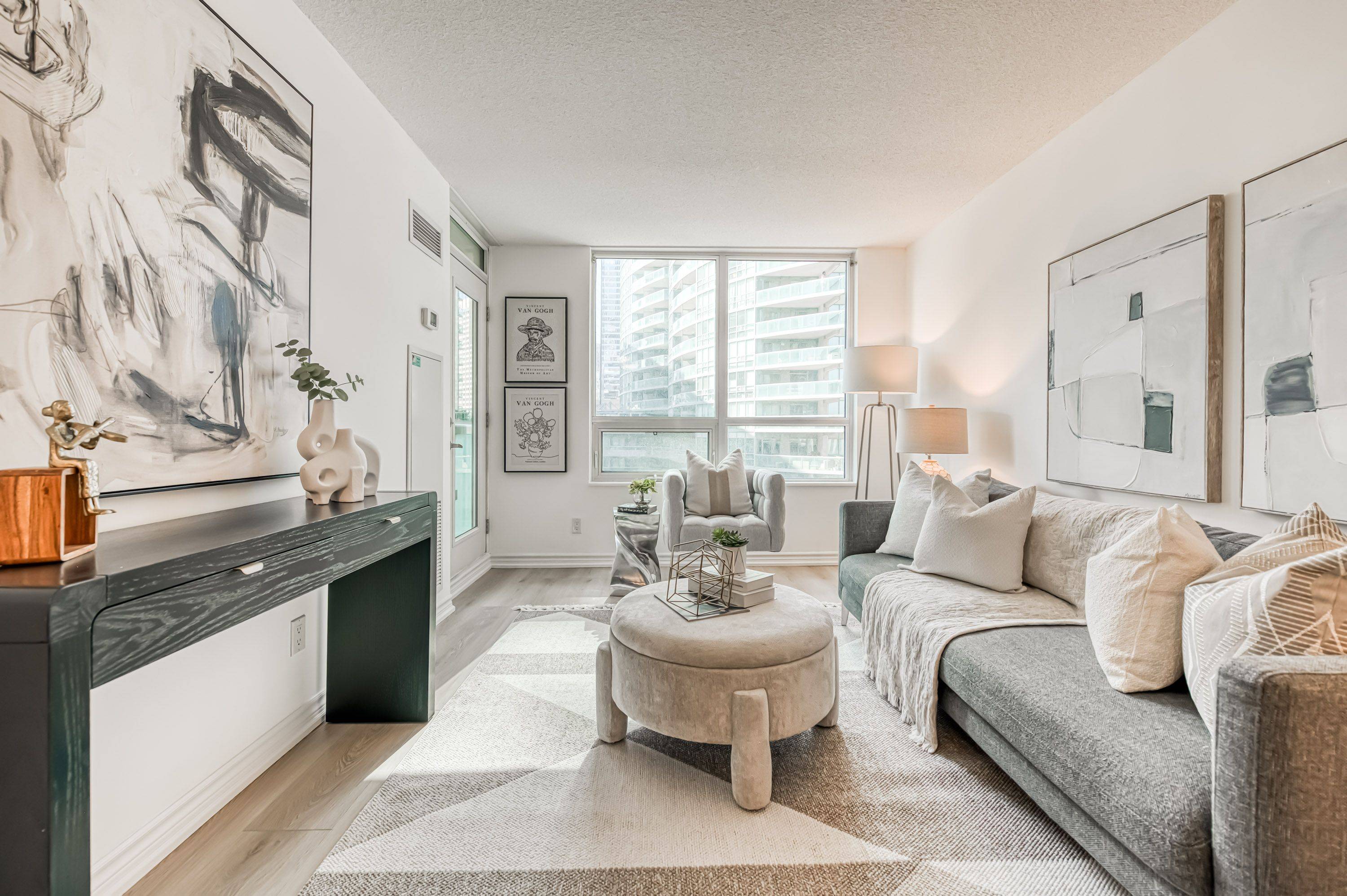 Toronto C01, ON M5J 3A3,19 Grand Trunk CRES #702