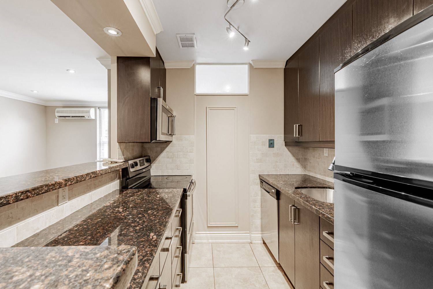 Toronto C13, ON M4A 1H1,71 Jonesville CRES #104