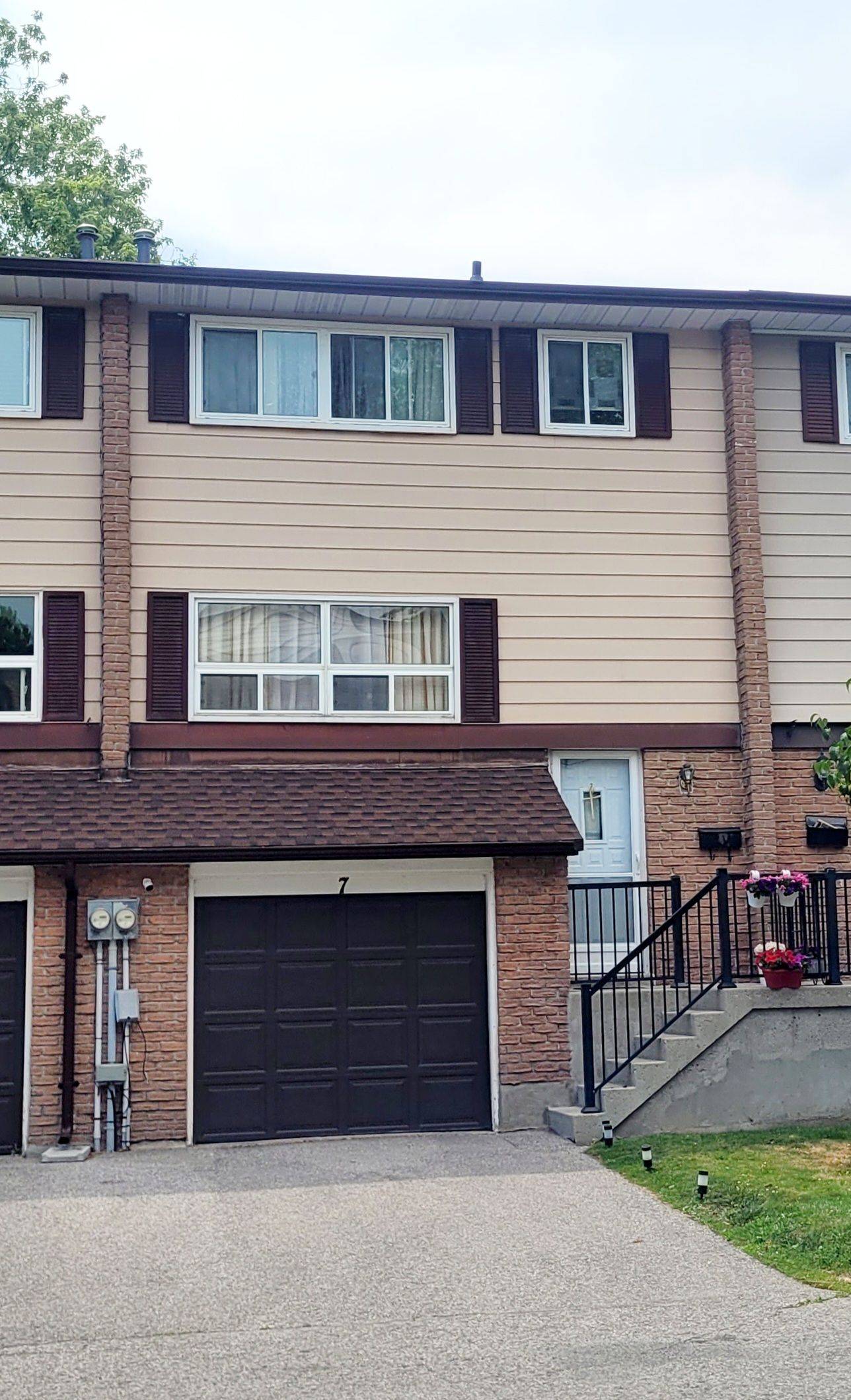 Oshawa, ON L1K 1K9,320 Blackthorn ST #7