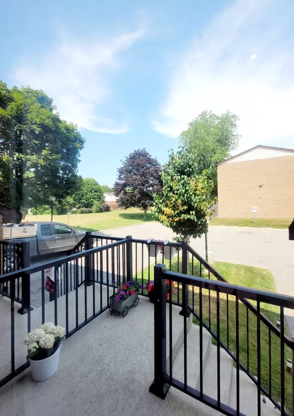 320 Blackthorn ST #7, Oshawa, ON L1K 1K9