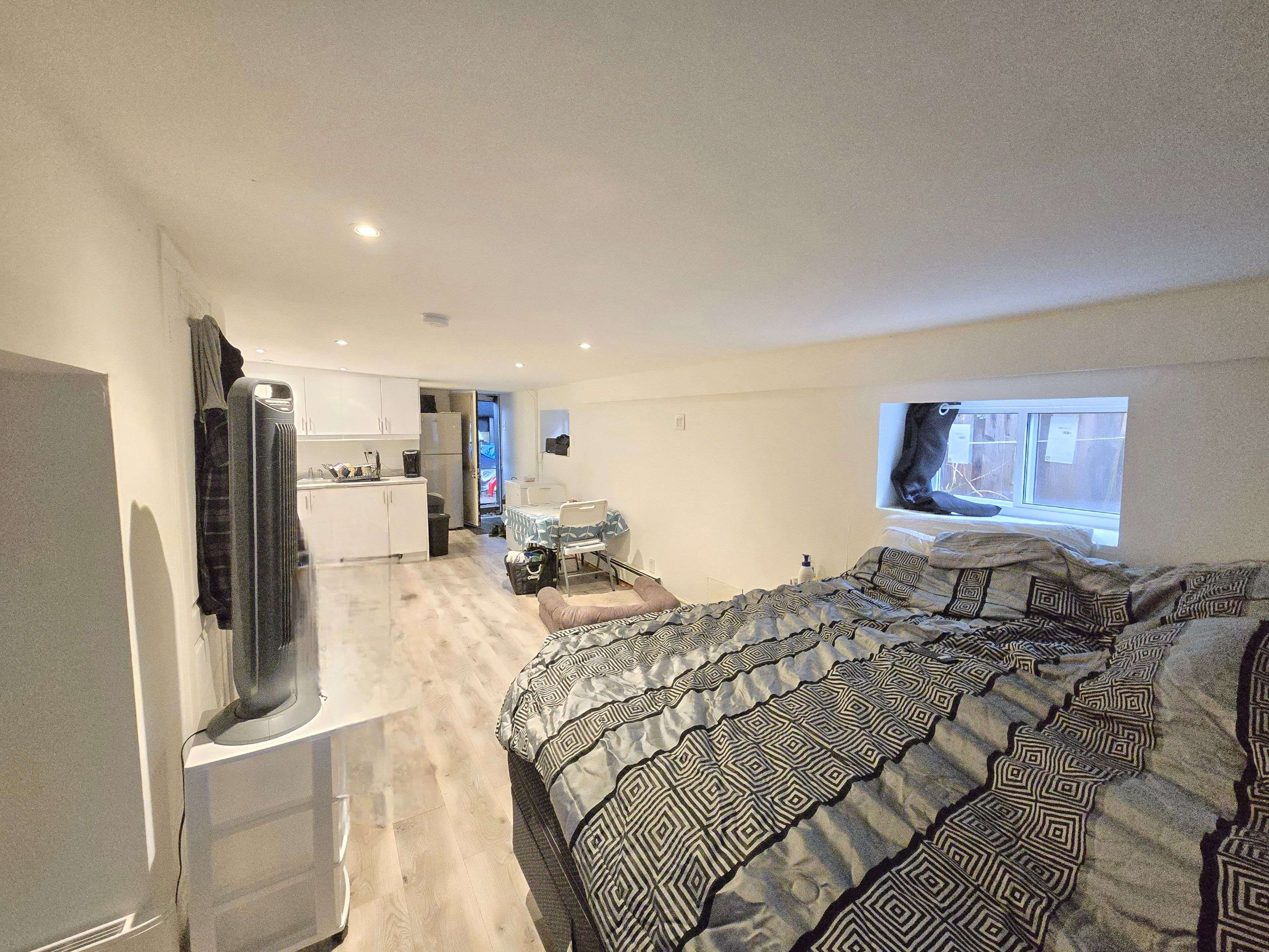 Burlington, ON L7T 1E9,34 Plains RD W #B