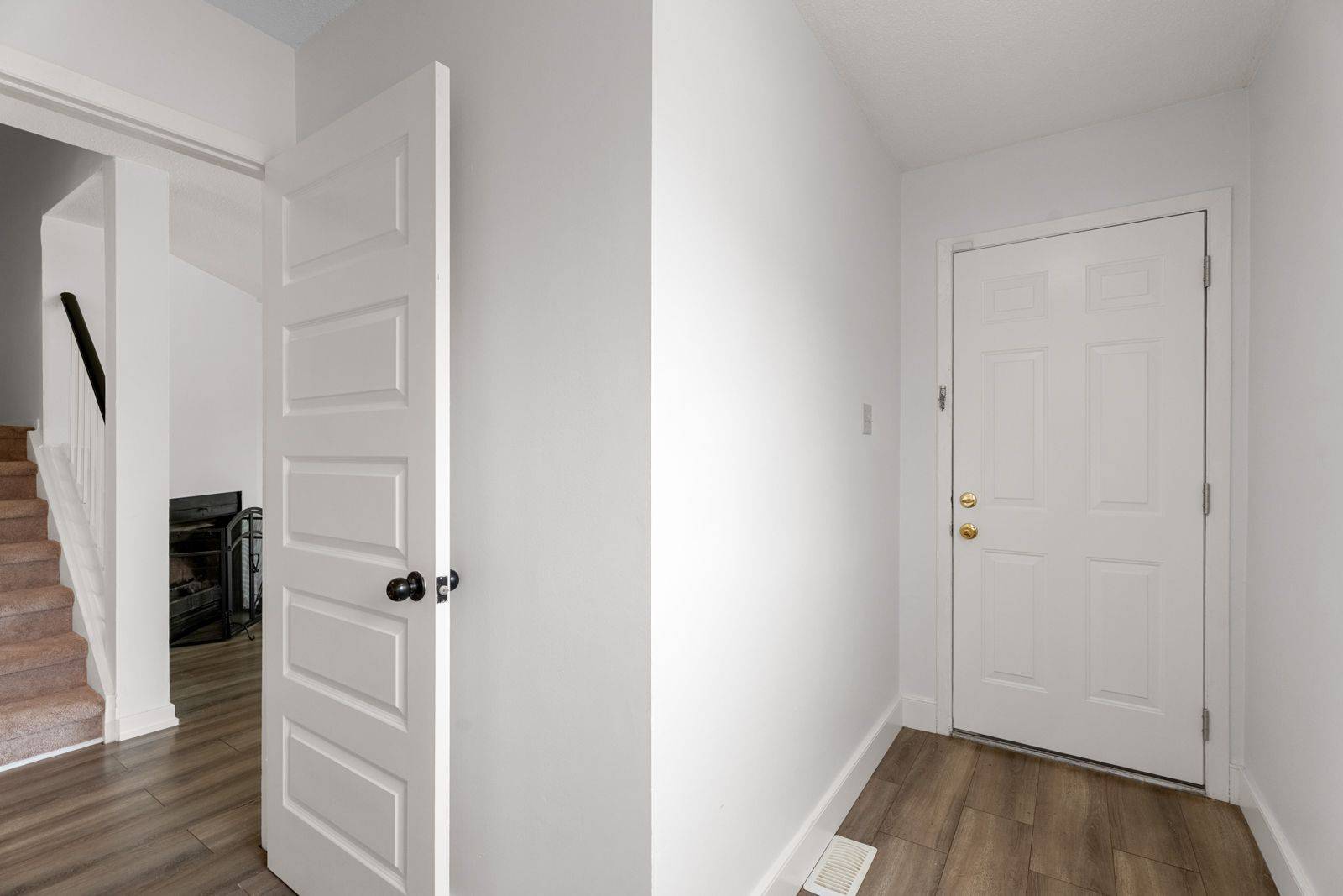 Cyrville - Carson Grove - Pineview, ON K1B 5K8,1631 Saxony CRES