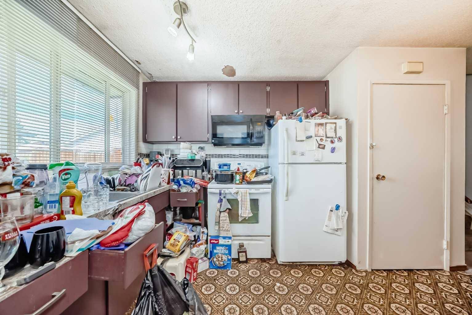 Calgary, AB T2J 4C8,1304 Lake Sylvan DR SE