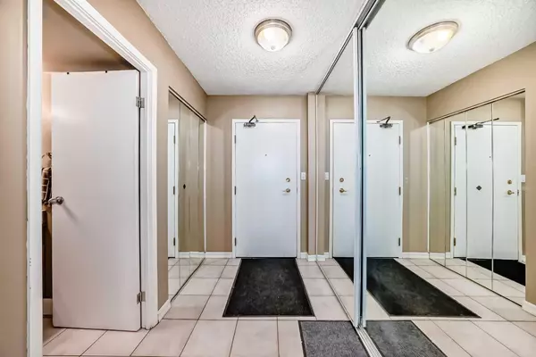 Calgary, AB T3C3R9,1334 12 AVE SW #808