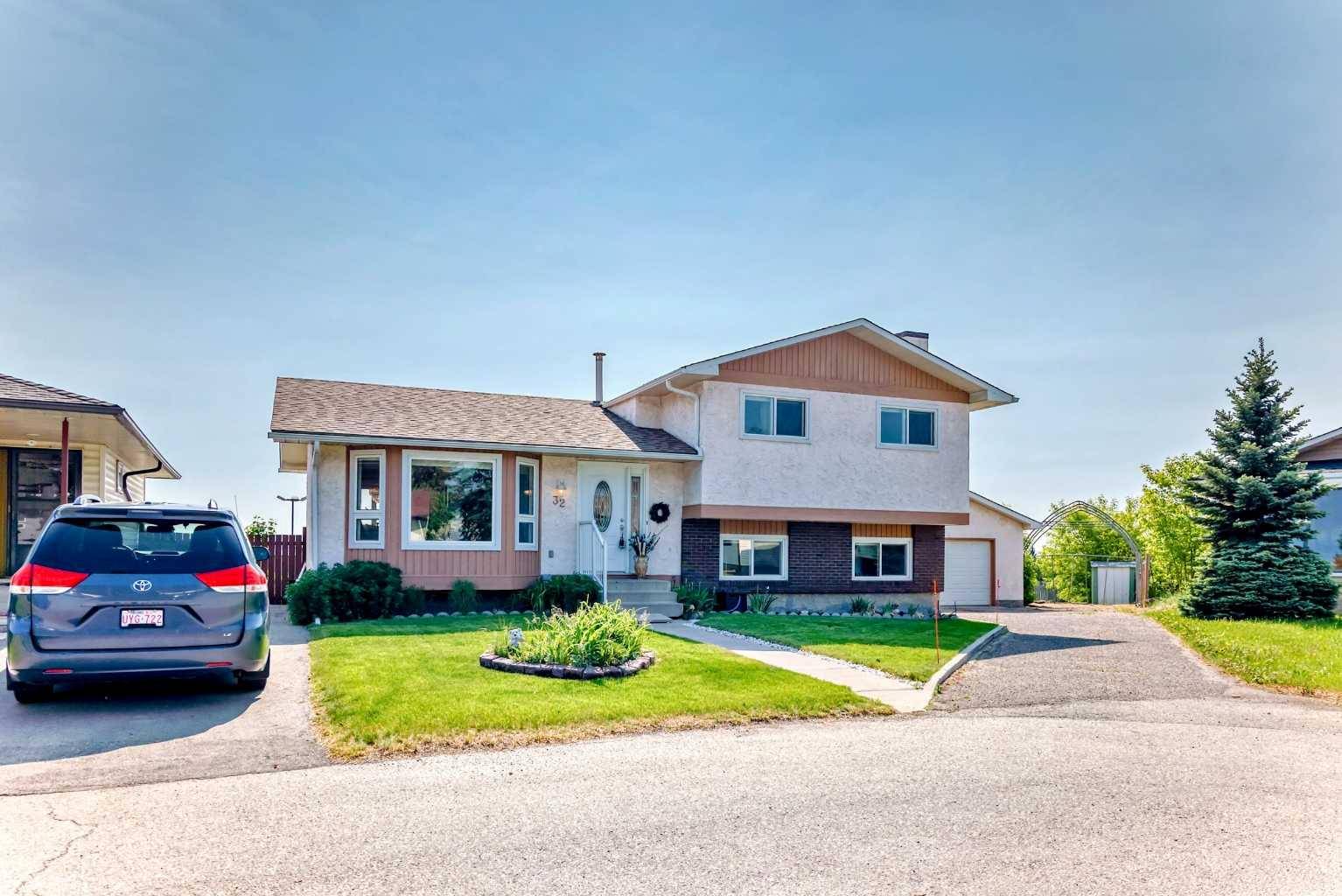 32 Radcliffe Bay SE, Calgary, AB T2A 6B3