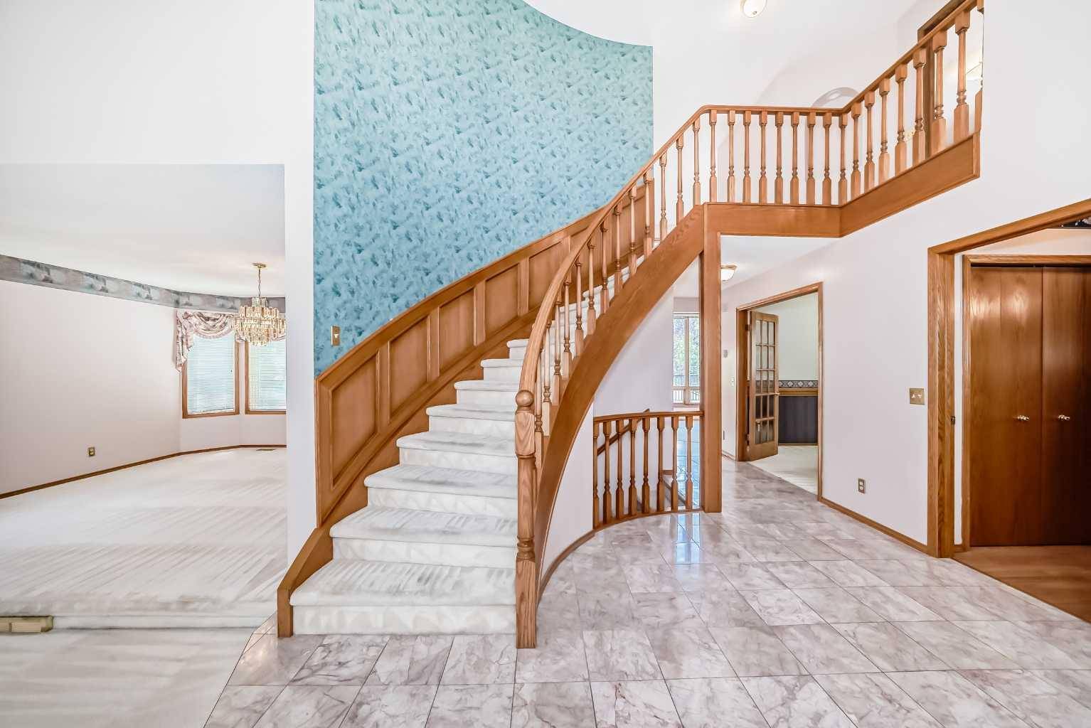 Calgary, AB T3A 4X8,211 Edgevalley CIR NW
