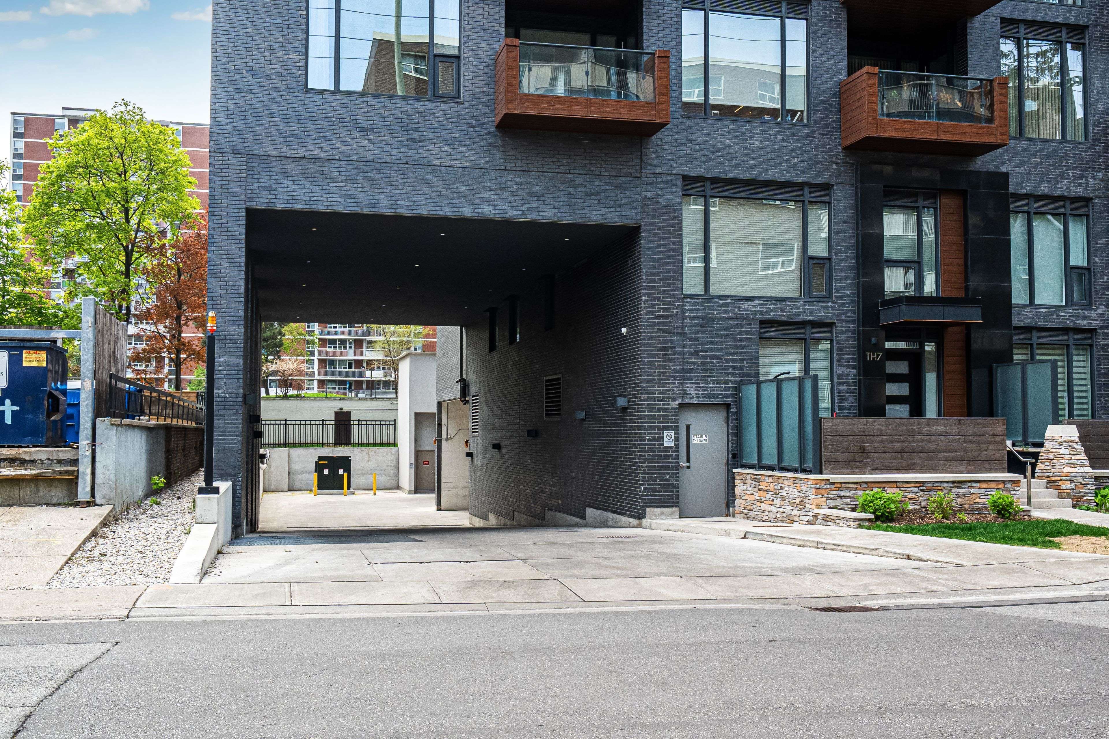 Mississauga, ON L5G 1L7,21 Park ST E #321
