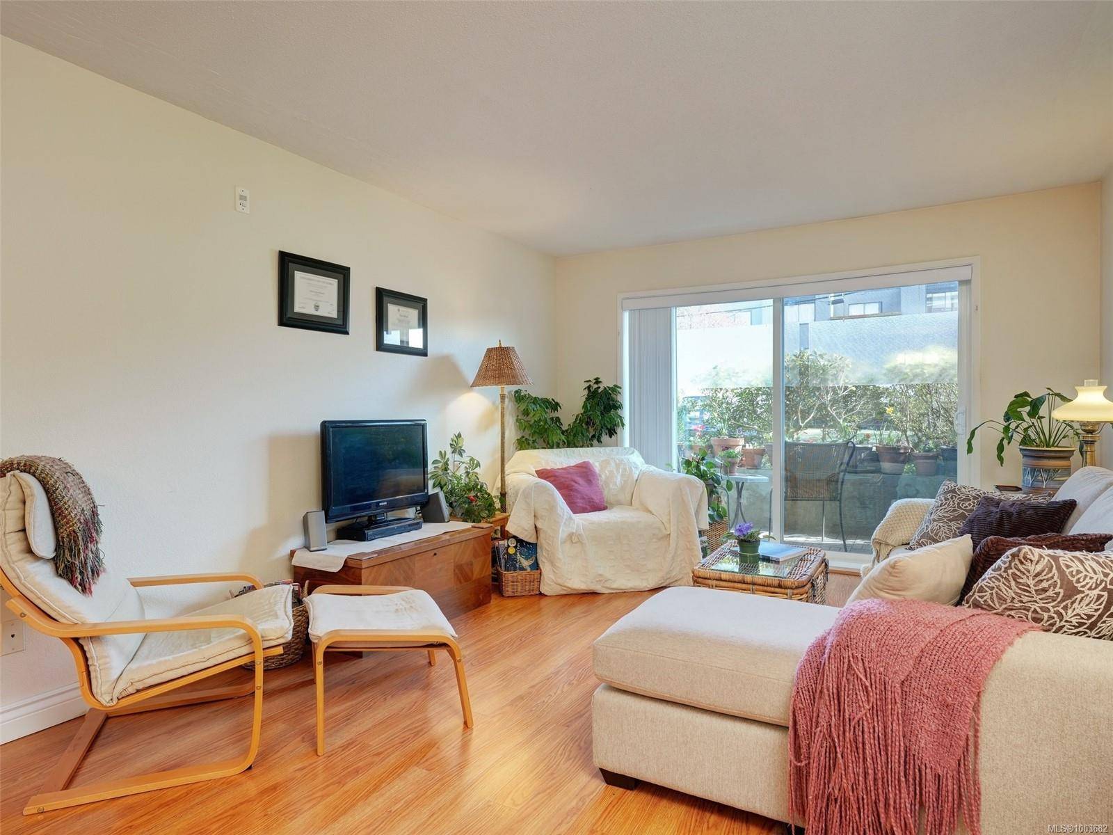 Victoria, BC V8V 2E6,118 Croft St #105