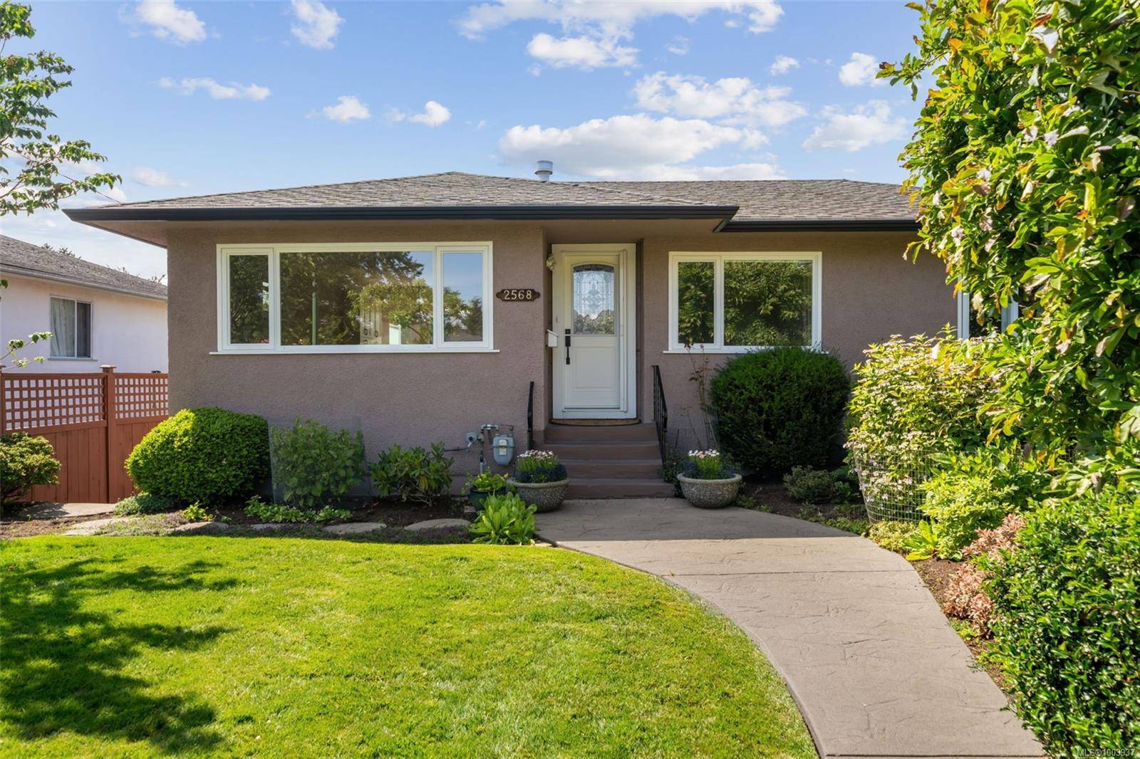 2568 Eastdowne Rd, Oak Bay, BC V8R 5P9