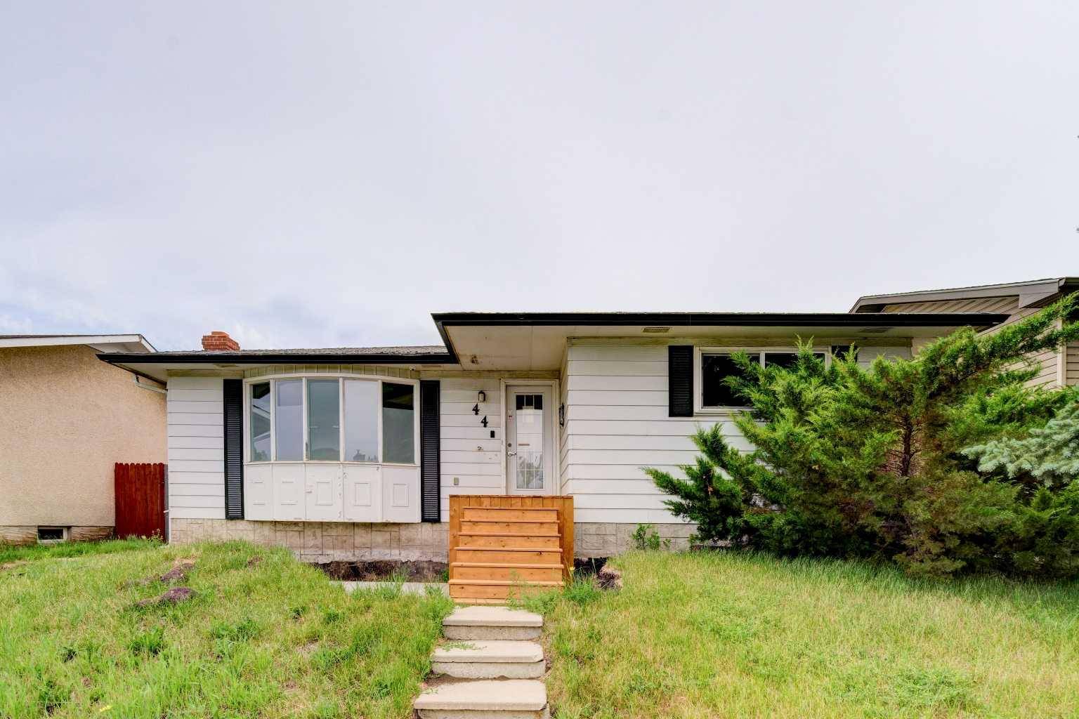 44 Queen Isabella Close Southeast, Calgary, AB T2J 3R1