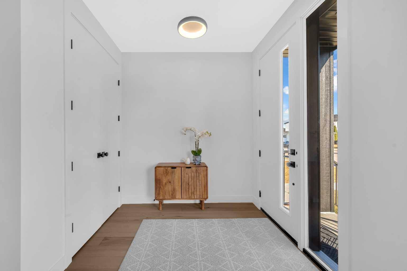 Calgary, AB T3B 1Y2,7722 46 AVE NW