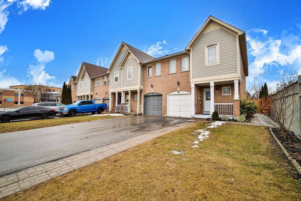 Whitby, ON L1P 1R2,11 Plantation CT