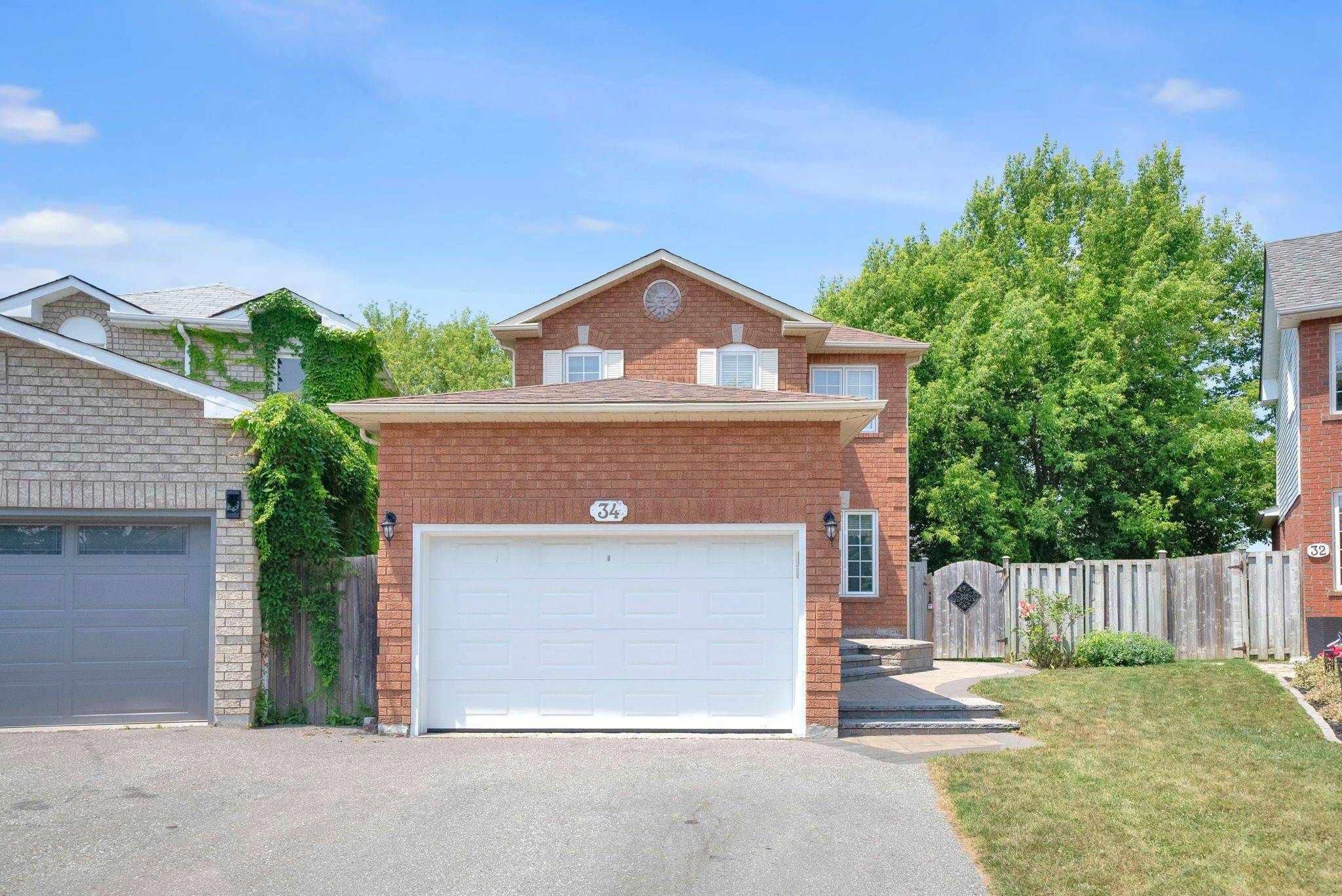 Clarington, ON L1C 4X9,34 Hogan CRES