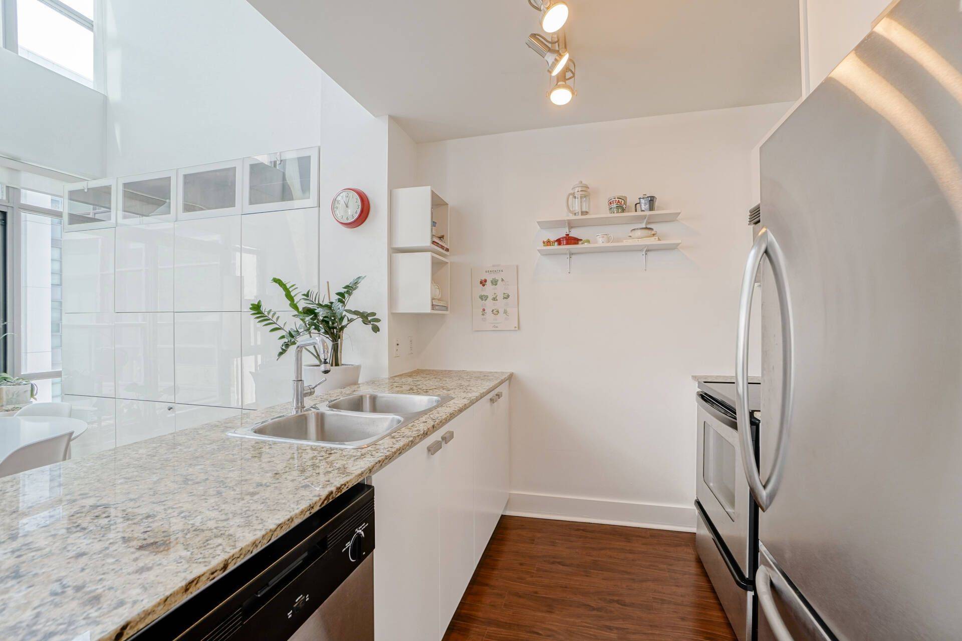 Toronto C01, ON M5V 3J6,637 Lake Shore BLVD W #801