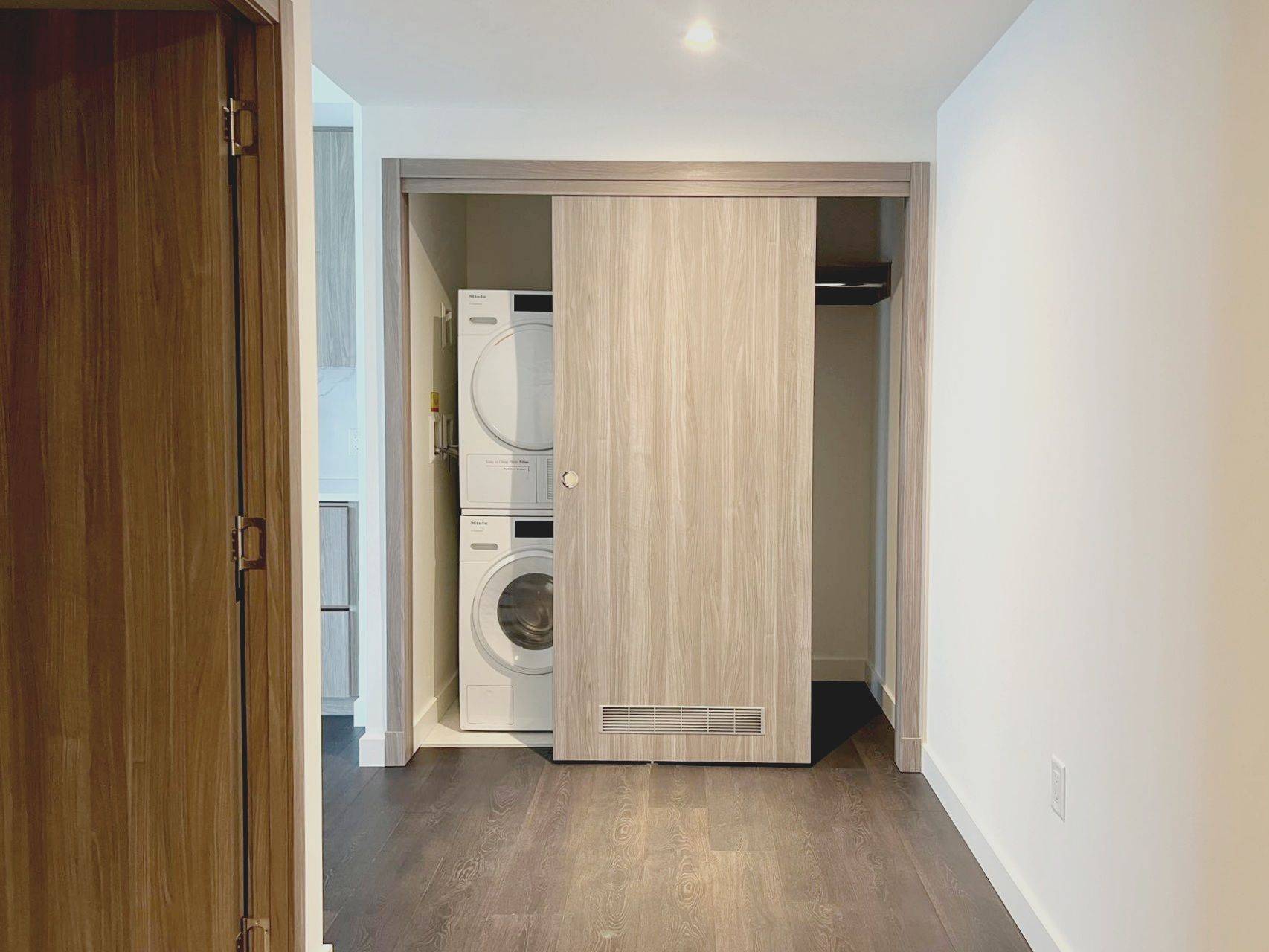 Toronto C15, ON M2K 0J1,27 McMahon DR #1015