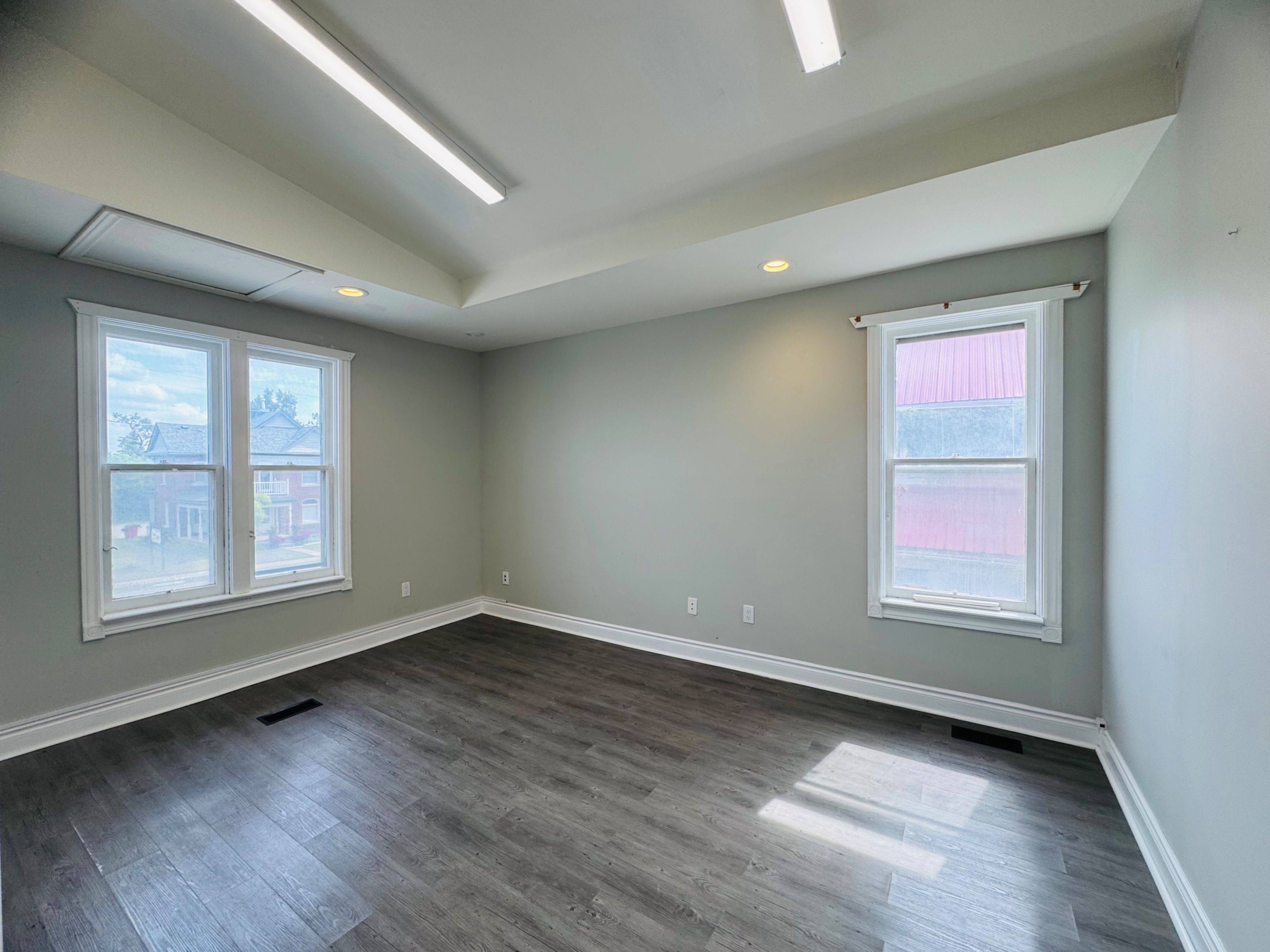 Barrie, ON L4N 1B3,178 Dunlop ST W #Upper