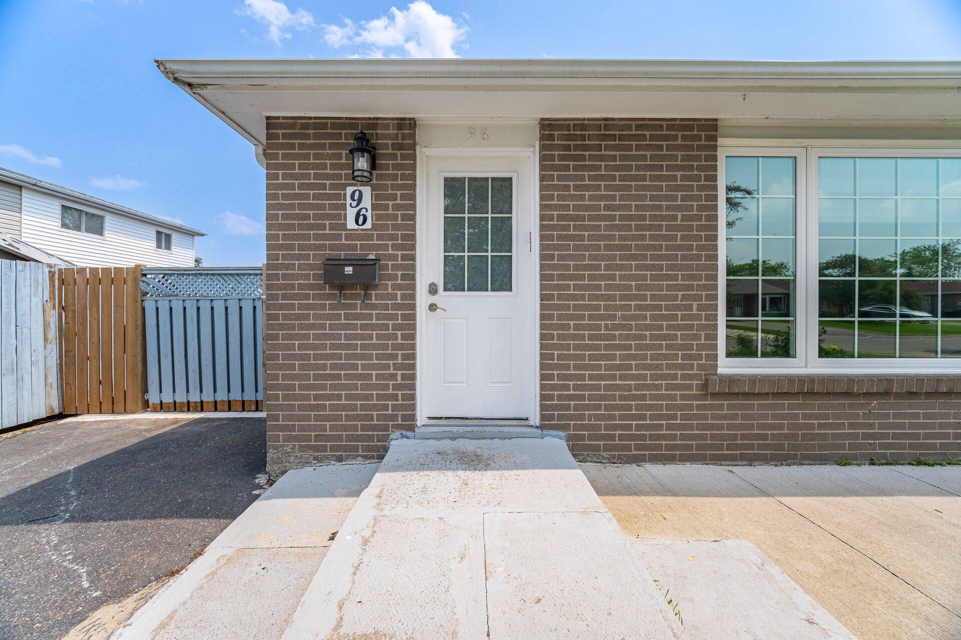 Brampton, ON L6T 3J6,96 Fallingdale CRES