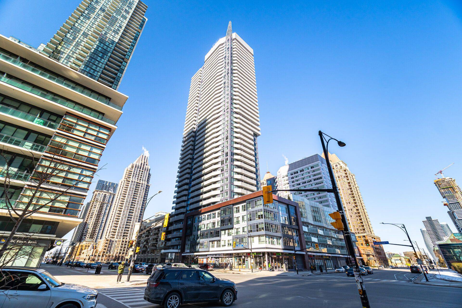 4065 Confederation Pkwy #3808, Mississauga, ON L5B 0L4