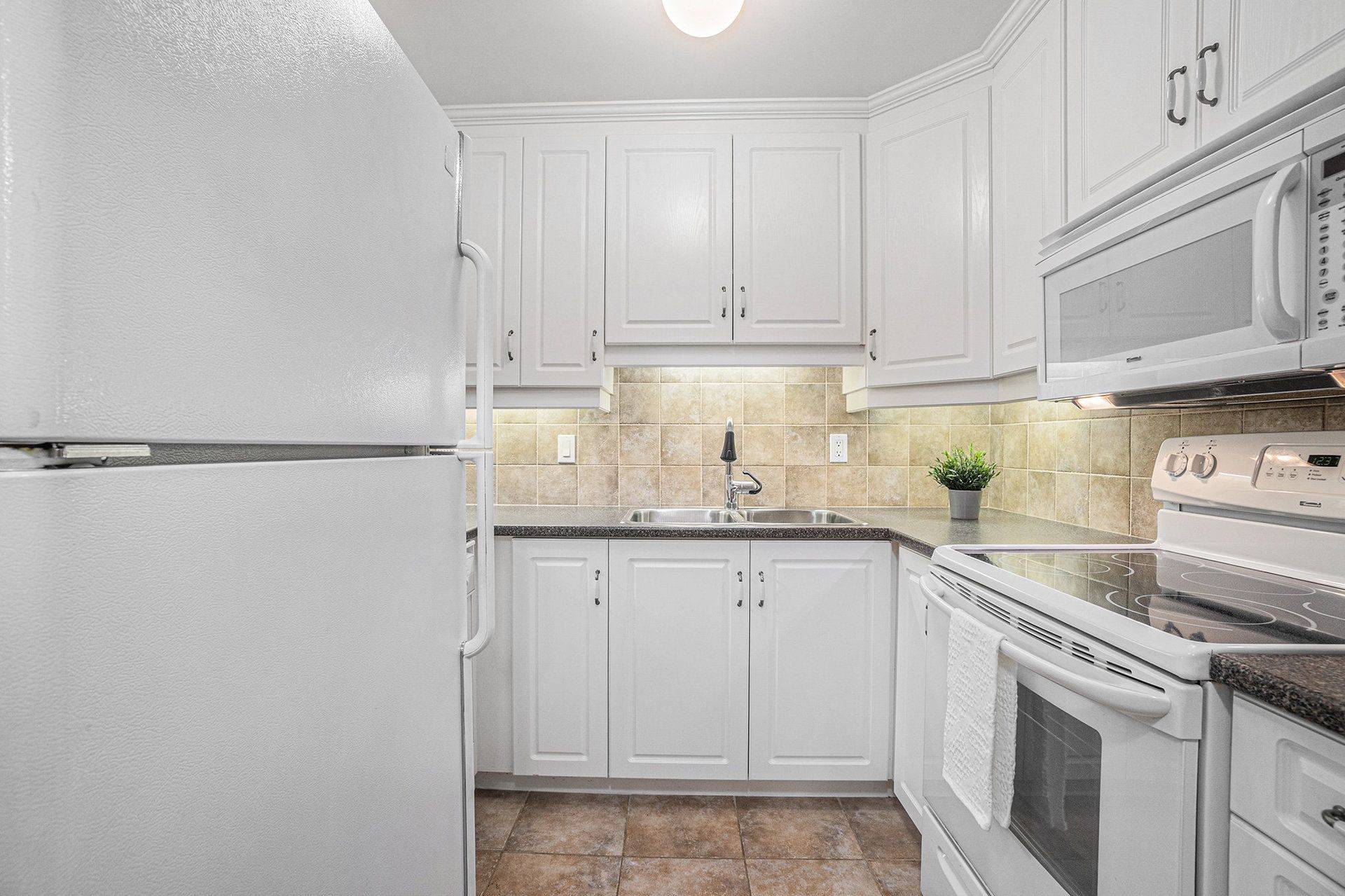 Ottawa Centre, ON K1R 7X2,556 Laurier AVE W #1404