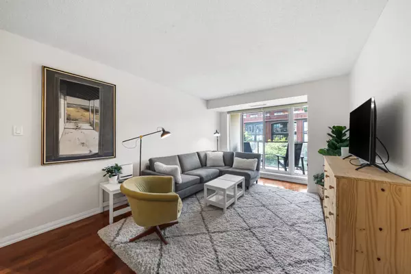 Toronto C01, ON M5T 3L2,18 Beverley ST #403